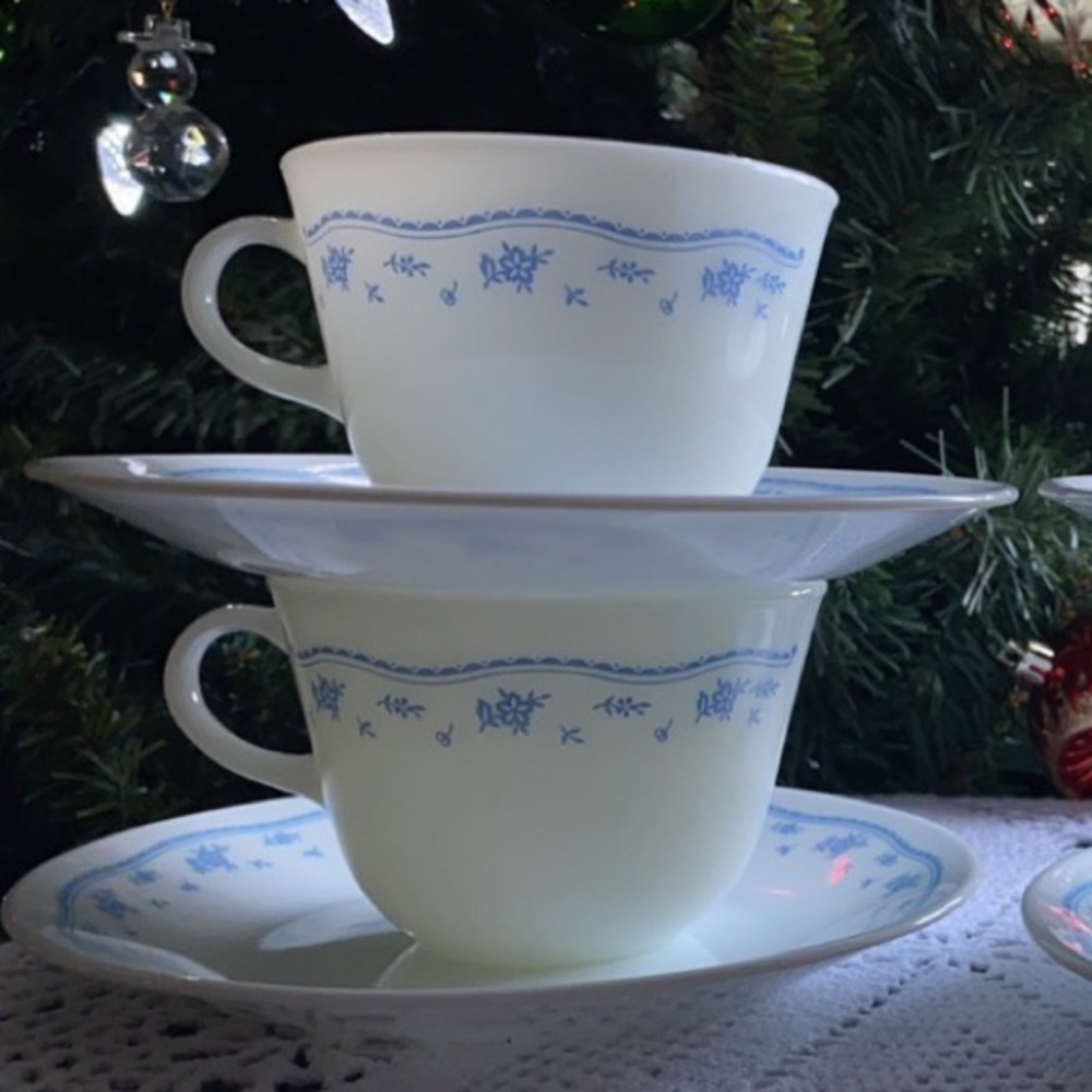 Pair of Pyrex morning blue coffee/tea cups with corelle plates